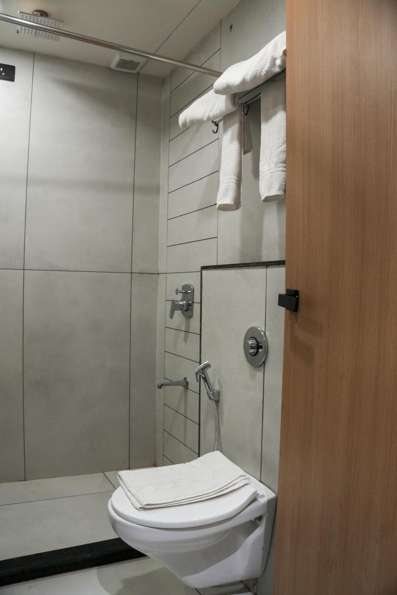 Vits Roccia Hill Resort And Adventure Park, Navapur Songadh المظهر الخارجي الصورة
